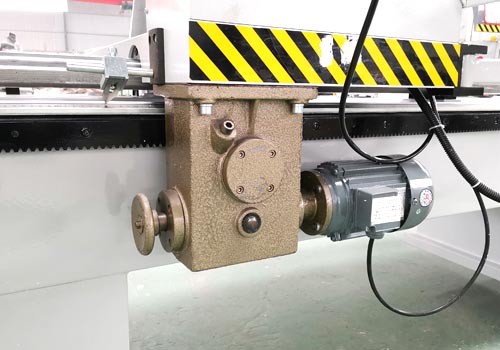 Double head cutting saw feeding motor